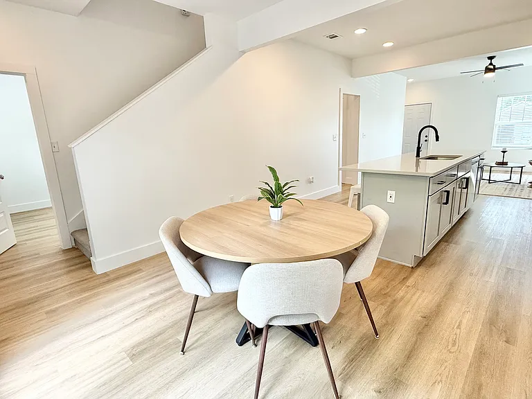 530 Raymond St — Photo 9