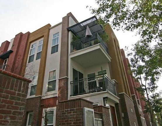 2nd image of 622 W 1st St