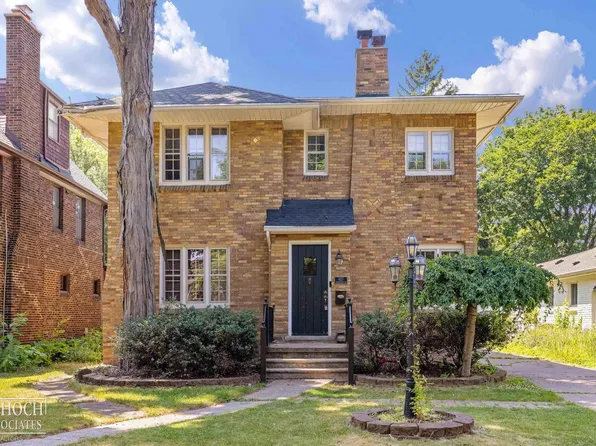 627 Washington Rd, Grosse Pointe, MI 48230