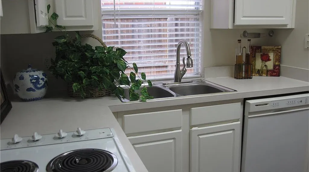 3 bed, 1890 sqft, $2,395 — Photo 4