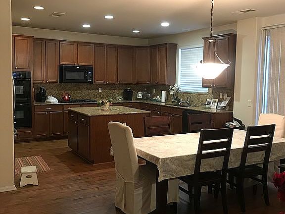 Kitchen / dining combo