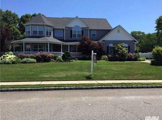 17 Dandelion Ct, Lake Grove, NY 11755