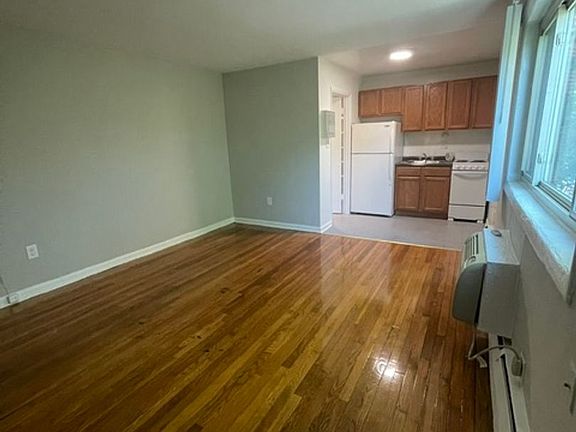 2nd image of 1111 D St NE APT 21