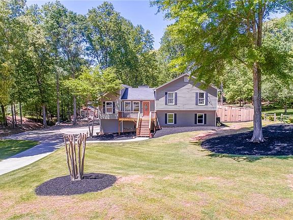 2nd image of 207 Holly Creek Way