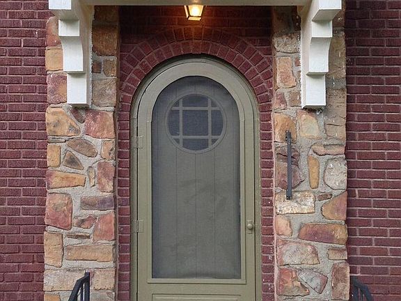 front entrance to Apartment 2 East at 1915 Kavanaugh Blvd