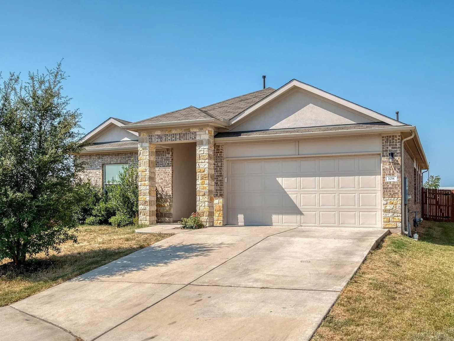 4 bed, 2.0 bath, 1730 sqft, $2,100 — Photo 1