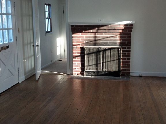 Living room w/fire place