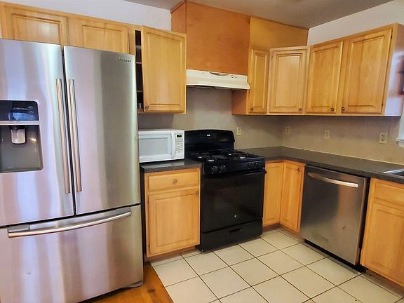 3rd image of 122 Logan Ave Floor 2