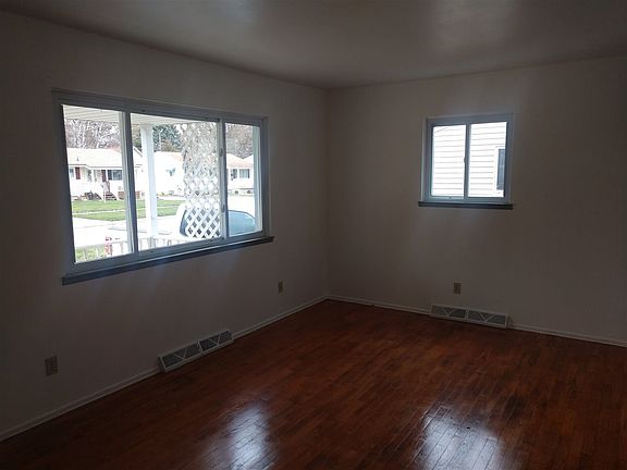 4th image of 3718 Holly Ave