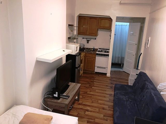 2nd image of 315 W 77th St APT 1B