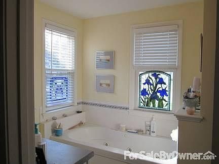 Master bath with jacuzzi tub