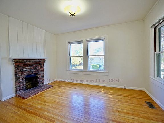3rd image of 106 Redwood Ave