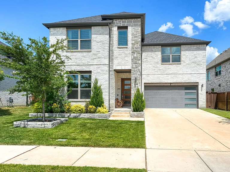 2446 Bainbridge Dr — Photo 2
