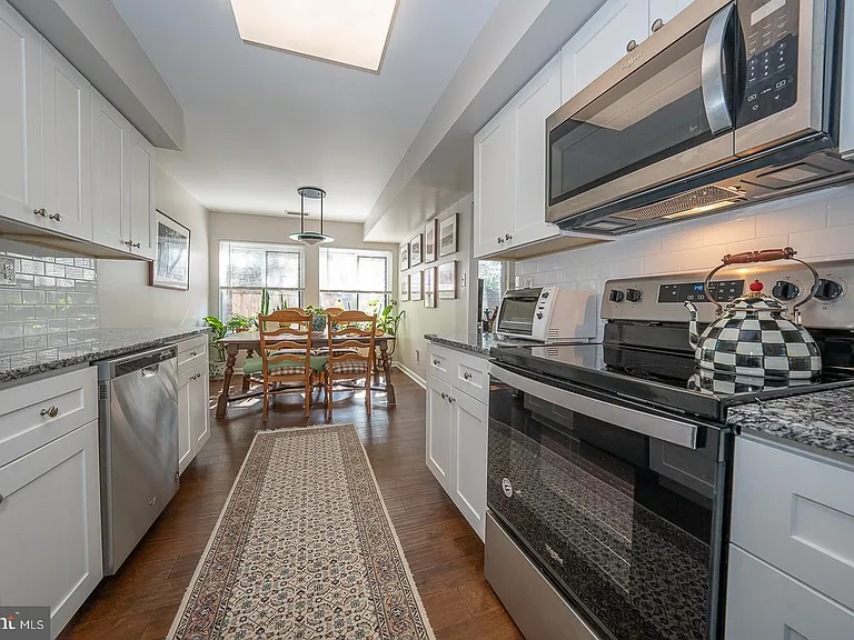1710 Oakwood Ter #B — Photo 10