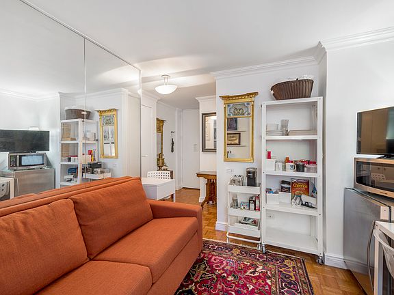 3rd image of 146 W 57th St APT 32I