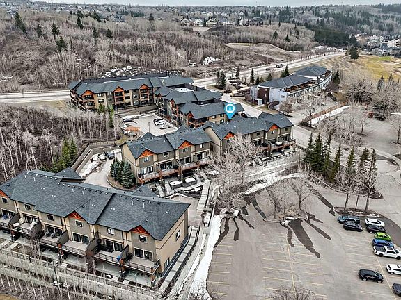 4th image of 405 Valley Ridge Mnr NW