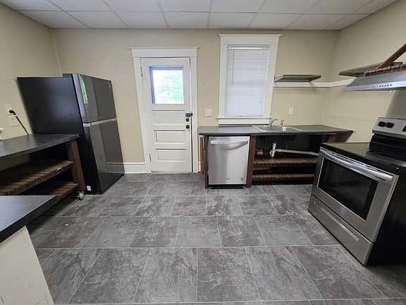 5th image of 446 Lake St