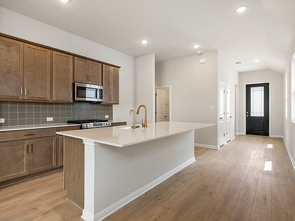 Lariat - Buchanan Interior Image 2