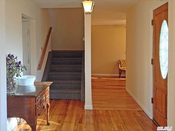 3rd image of 11 Edmore Ln S