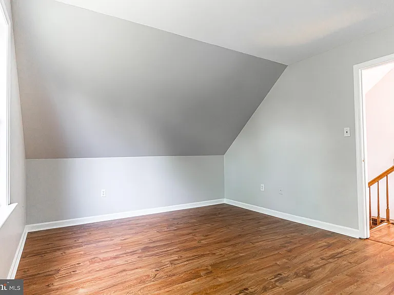 121 Nottingham Ct — Photo 32