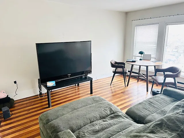 1 bed, 600 sqft, $2,400 — Photo 2