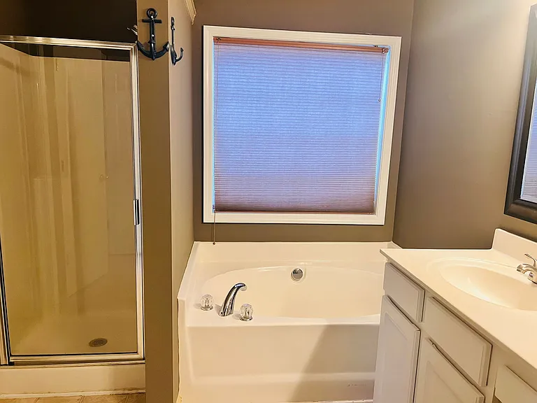 105 Charing Pl — Photo 32