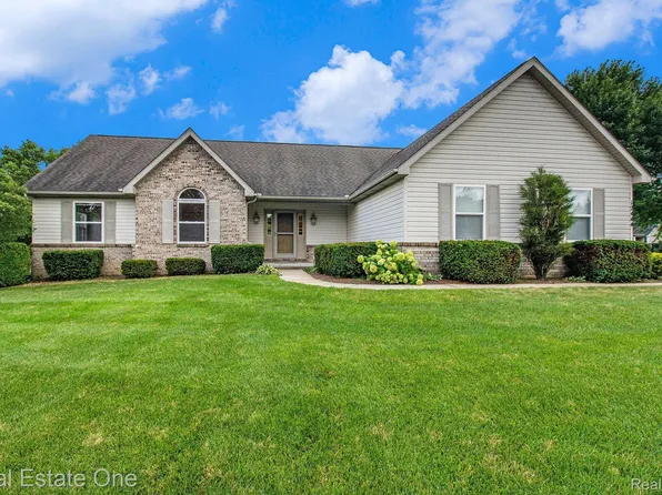 12444 Danielle Dr, South Lyon, MI 48178