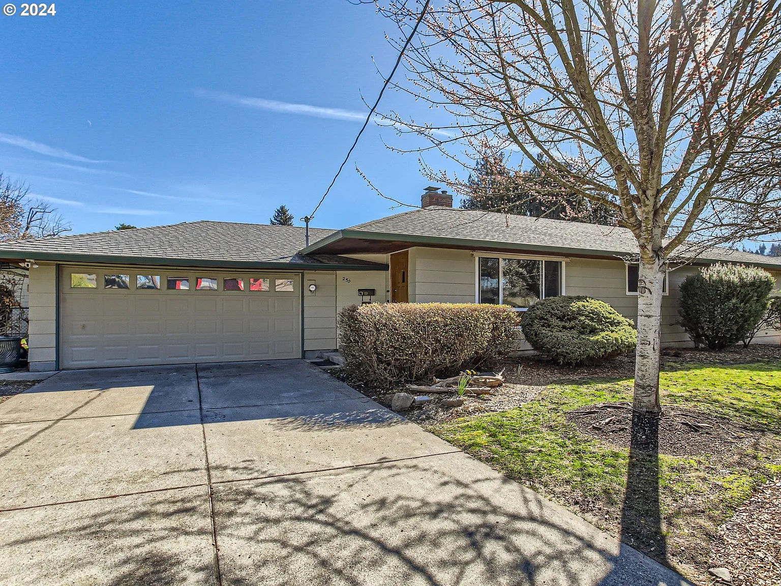 250 NW Wallula Ave photo 1