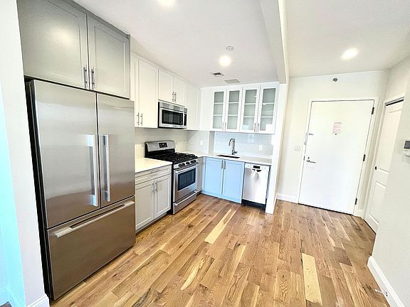 3rd image of 490 Myrtle Ave APT 6H