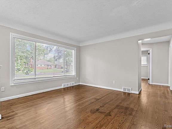 4th image of 22435 Pembroke Ave