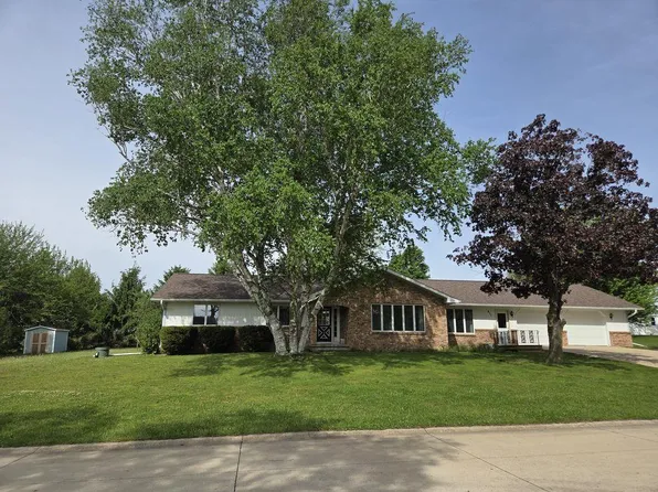 411 Westwood Ave, Strawberry Point, IA 52076