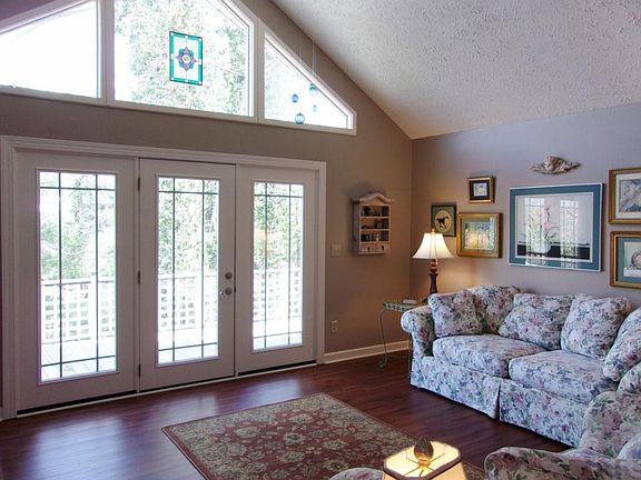 3rd image of 102 Sherwood Dr
