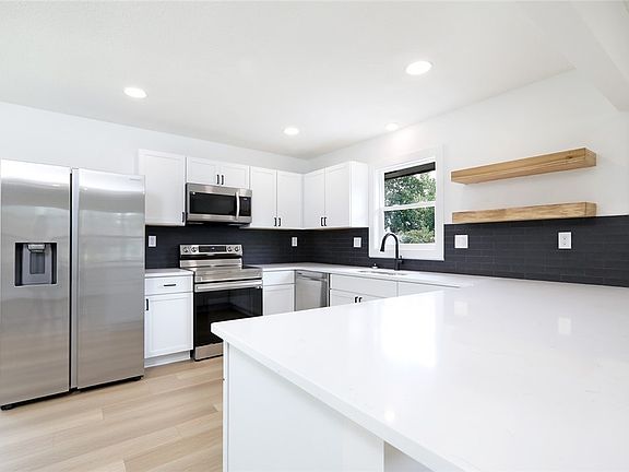 3rd image of 709 Roosevelt St