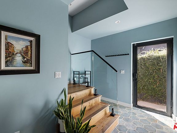 4th image of 2414 Penmar Ave