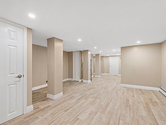 3rd image of 194 Pulaski St Floor 1