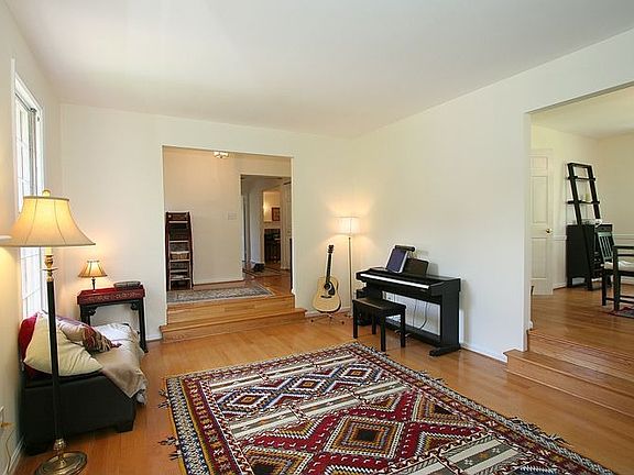 4th image of 9821 Meadowcroft Ln