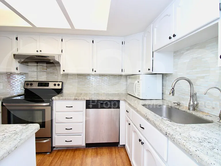 5621 N 79th St #4 — Photo 3
