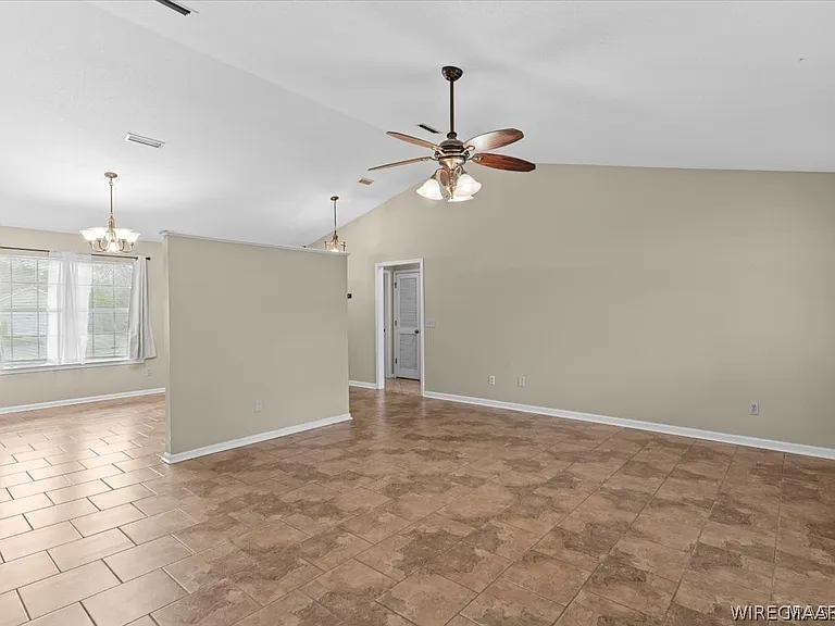 105 Periwinkle Ct — Photo 4