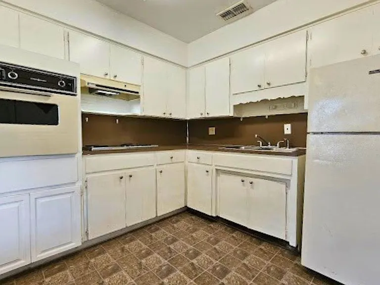 1216 E Myrtle St — Photo 7