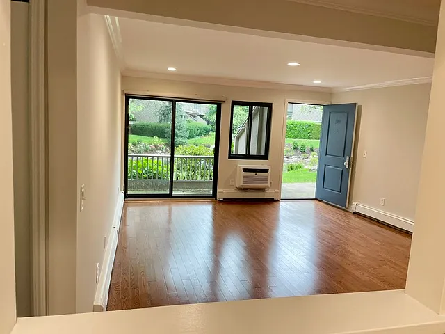 1465 E Putnam Ave — Photo 10