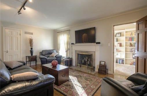 4th image of 4815 Booth St