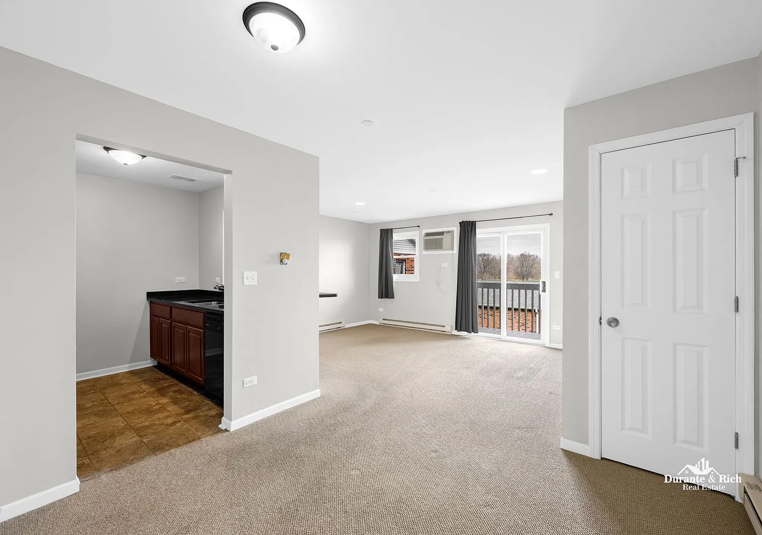 1 Bedroom 1 Bath Condo with in unit Laundry in Lake in the Hills! — Photo 2