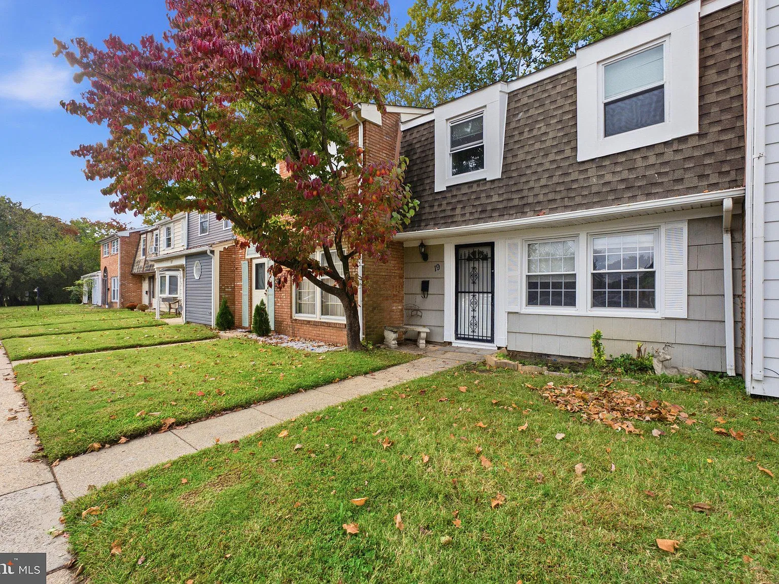 2 bed, 1.5 bath, 1270 sqft, $2,400 — Photo 2