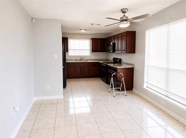 3 bed, 2.0 bath, 1400 sqft, $1,700 — Photo 2
