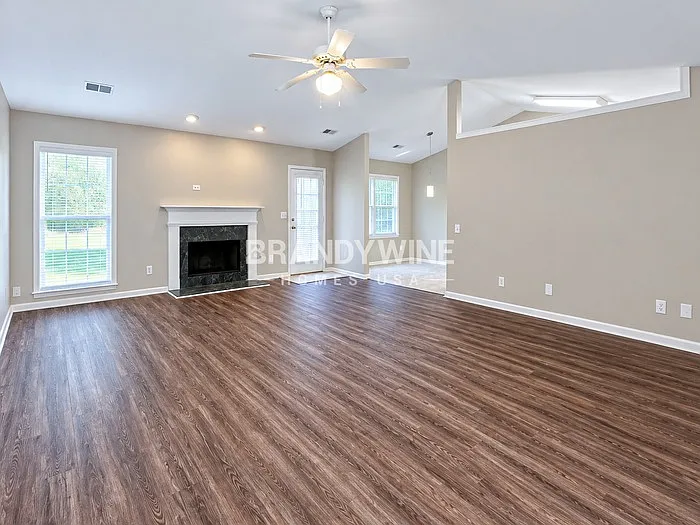 3 bed, 2.0 bath, 1564 sqft, $2,395 — Photo 4