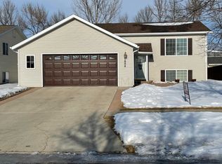 1804 Huntington Ln, West Fargo, ND 58078