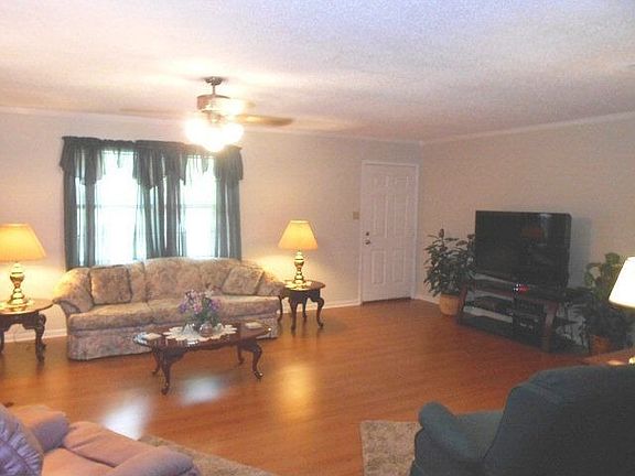 3rd image of 430 Pinebrook Dr