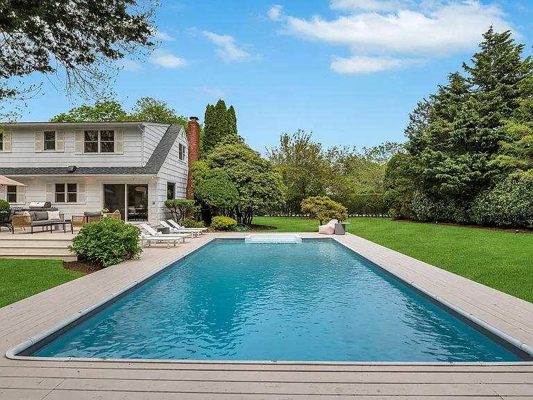 10 Barsdis Ln — Photo 2