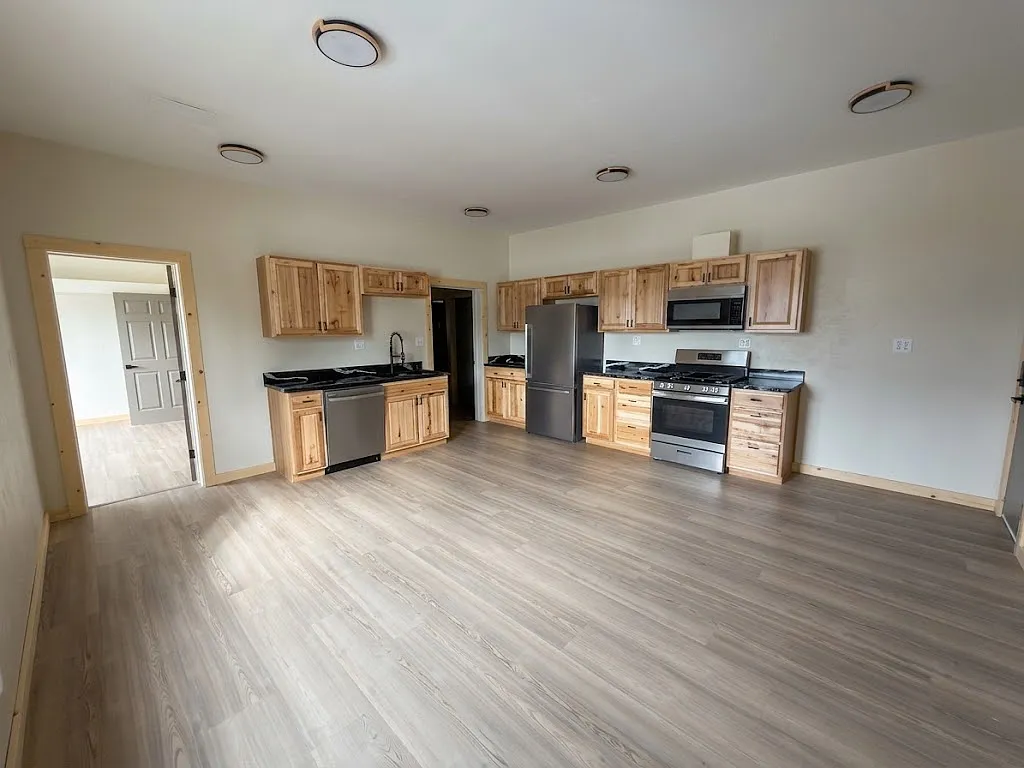 1 bed, 945 sqft, $1,950 — Photo 3
