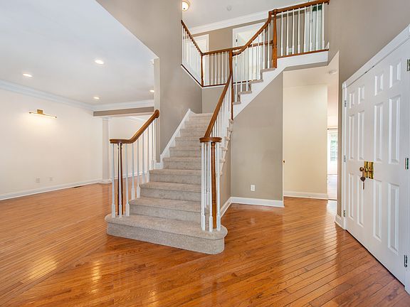 TWO-STORY FOYER